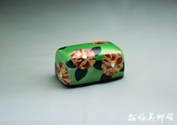 《干漆蒔绘椿文饰箱》