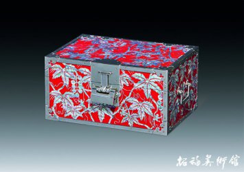 《朱漆嵌螺钿葡萄儿童纹箱》