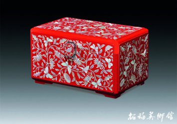 《朱漆嵌螺钿蝴蝶菊唐草纹箱