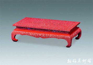 《红漆嵌螺钿牡丹唐草纹几》